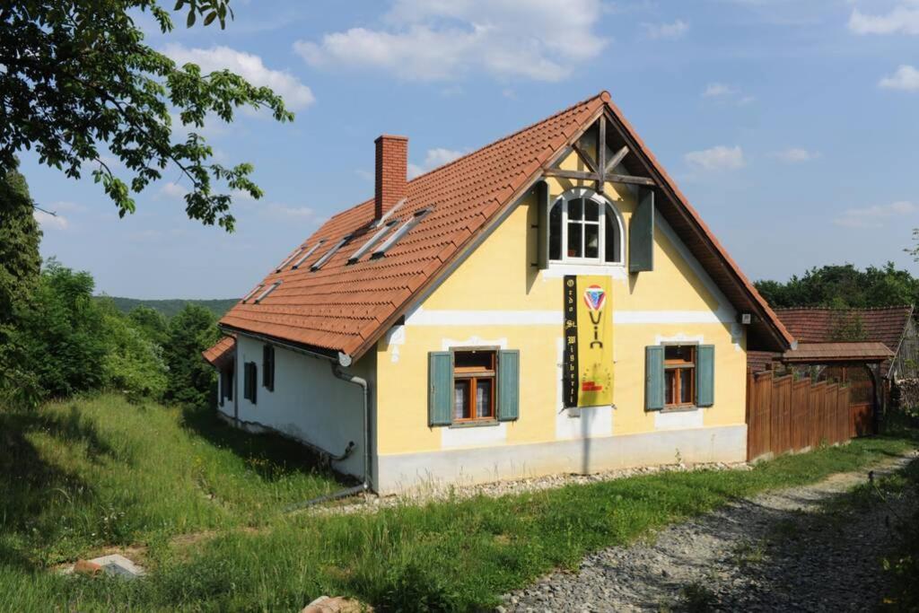 Stilvolles Landhaus Im Dreilaendereck Felsőszölnök Extérieur photo
